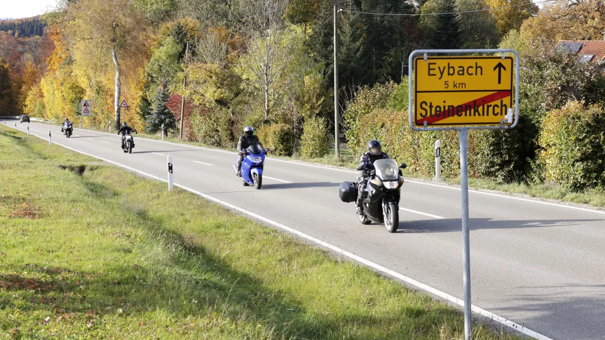 Motorradgruppe auf der Steinenkircher Steige. Anstehende Verkehrsschau zur Geschwindigkeitsbegrenzung auf Tempo 70 auf der Steinenkircher Steige aufgrund der erhöhten Lärmbelästigung. Blick Richtung Eybach.
