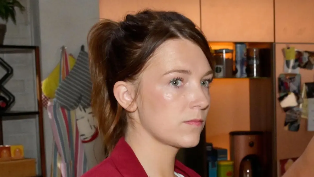 Lilly (Iris Mareike Steen) vermisst Julian.