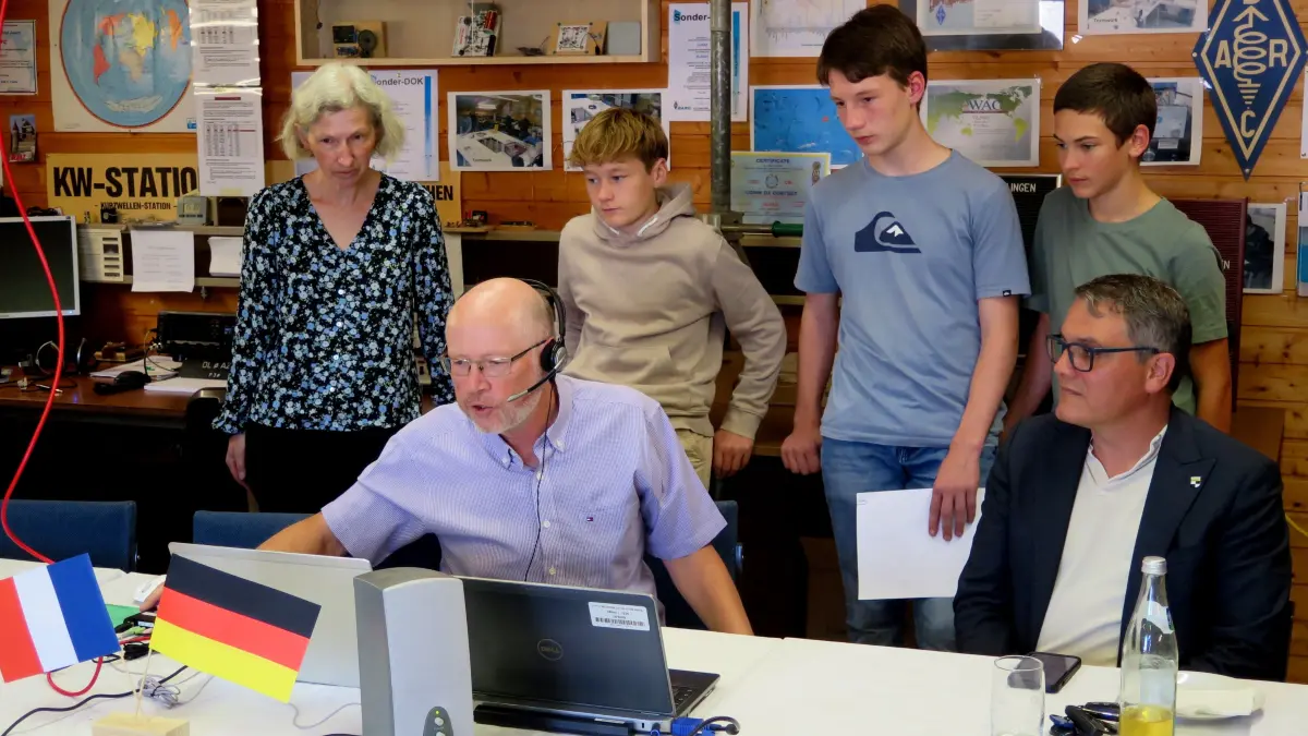 Interessiert blicken die Gäste – Oberbürgermeister Dirk Abel (rechts) und Schüler des Gymnasiums Balingen – Armin Duft (links) über die Schulter. Auch sie durften sich mit dem Funkfreund aus Paris unterhalten.