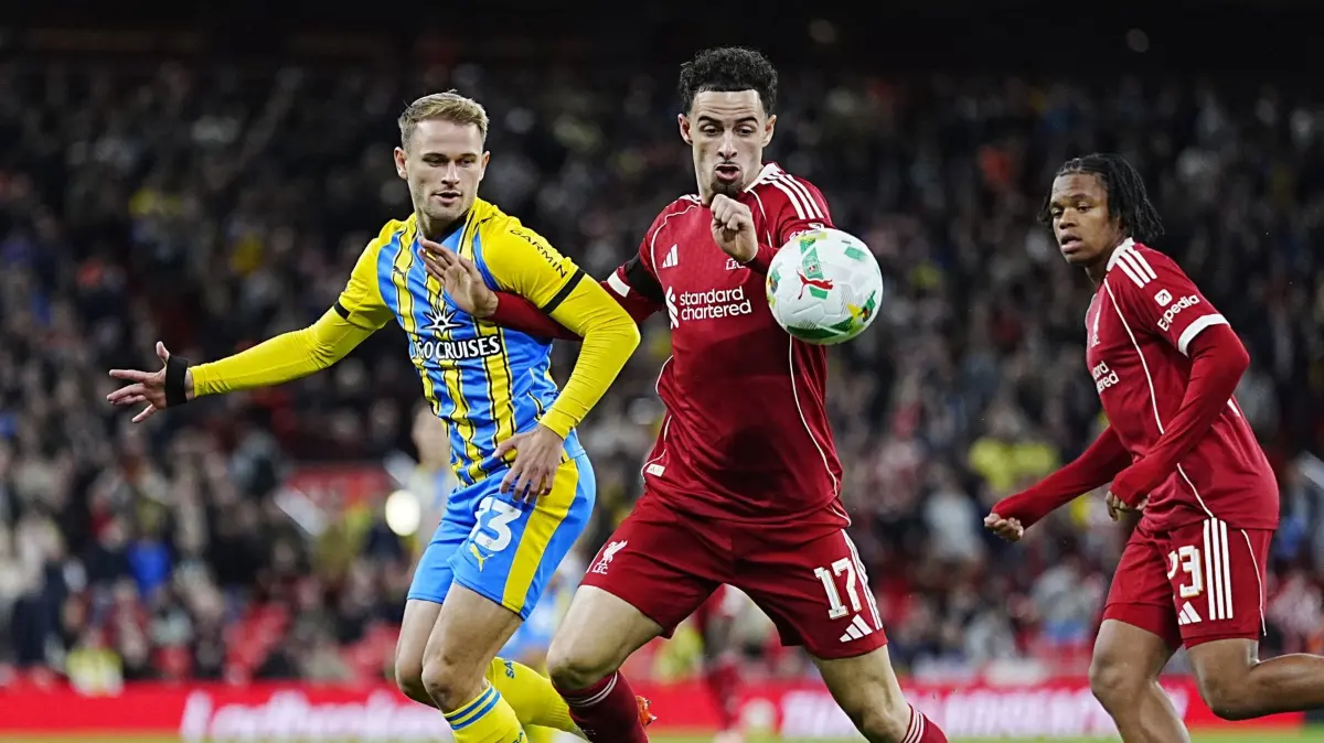 FC Liverpool - FC Southampton: 23.09.2025, Großbritannien, Liverpool: Liverpools Curtis Jones (M) und Southamptons Leo Scienza (l) kämpfen während des Drittrundenspiels im Carabao Cup in Anfield, Liverpool, um den Ball. Foto: Peter Byrne/PA Wire/dpa +++ dpa-Bildfunk +++