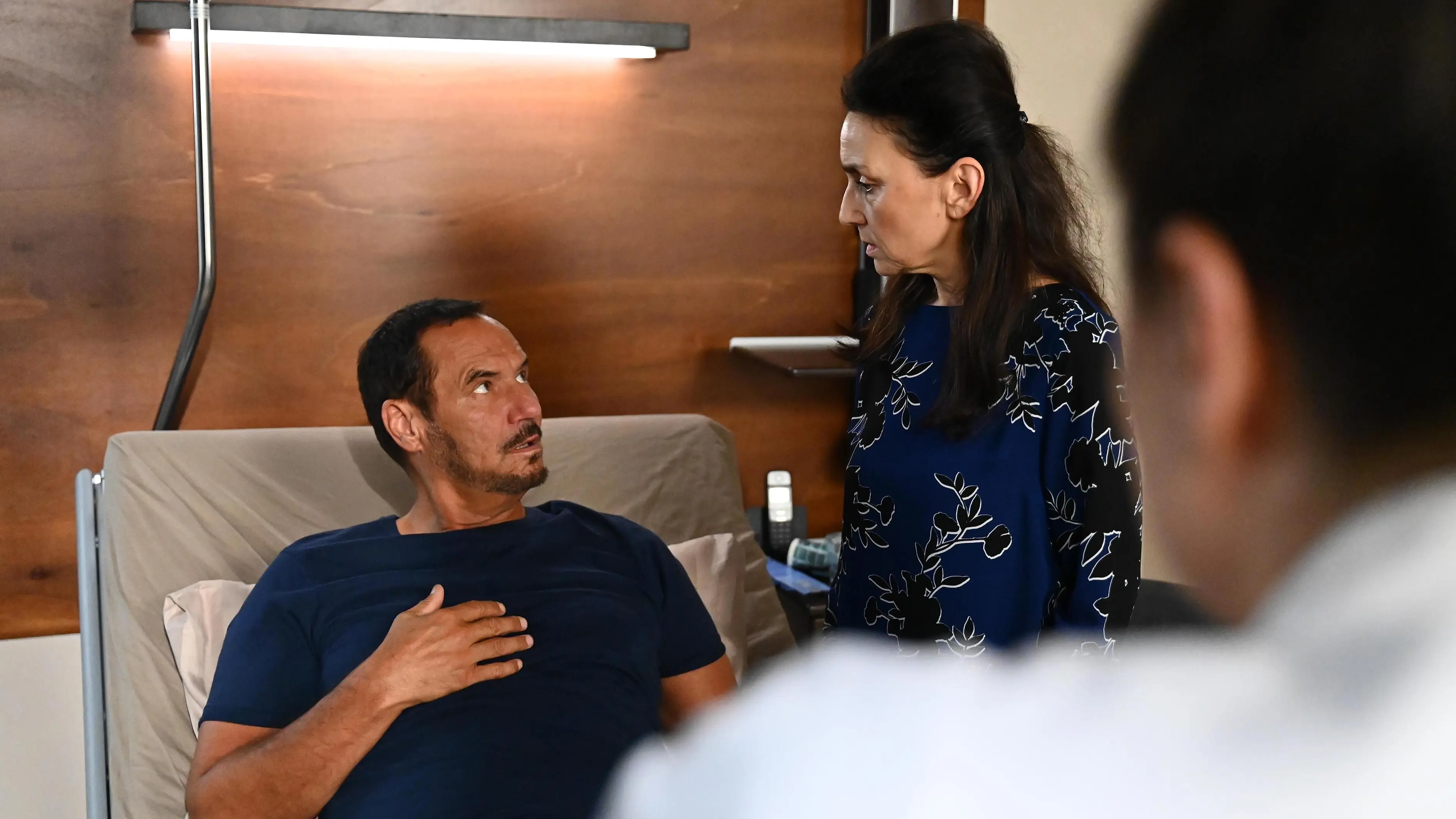 Richard (Silvan-Pierre Leirich) lehnt die Maßnahmen ab, sehr zum Bedauern von Simone (Tatjana Clasing) und Vanessa (Julia Augustin, r.).