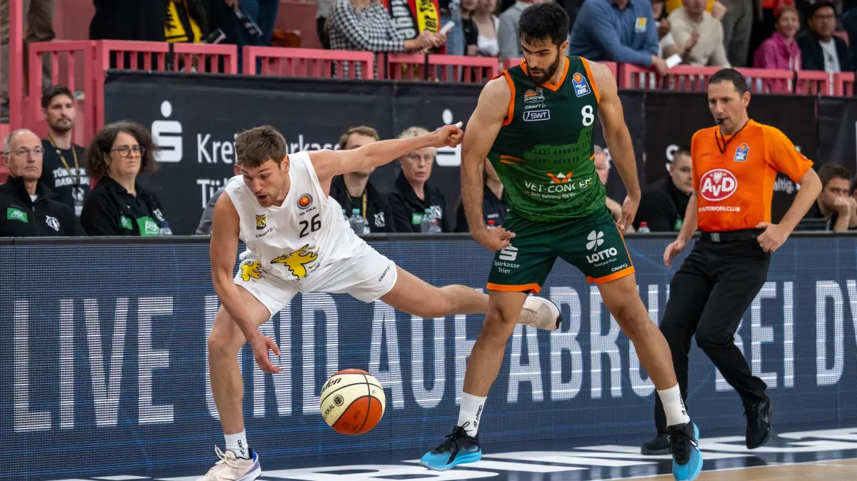 GER, Tigers Tuebingen vs. VET-CONCEPT Gladiators Trier, Basketball, Herren, BBL Pokal, 1. Runde, Spielzeit 2025/2026, 23.09.2025: v.li. Till Joenke (Tigers Tuebingen #26), Behnam Yakhchali (VET-CONCEPT Gladiators Trier, #08)
GER, Tigers Tuebingen vs. VET-CONCEPT Gladiators Trier, Basketball, Herren, BBL Pokal, 1. Runde, Spielzeit 2025/2026, 23.09.2025,
Foto: Eibner-Pressefoto/Wolfgang Frank