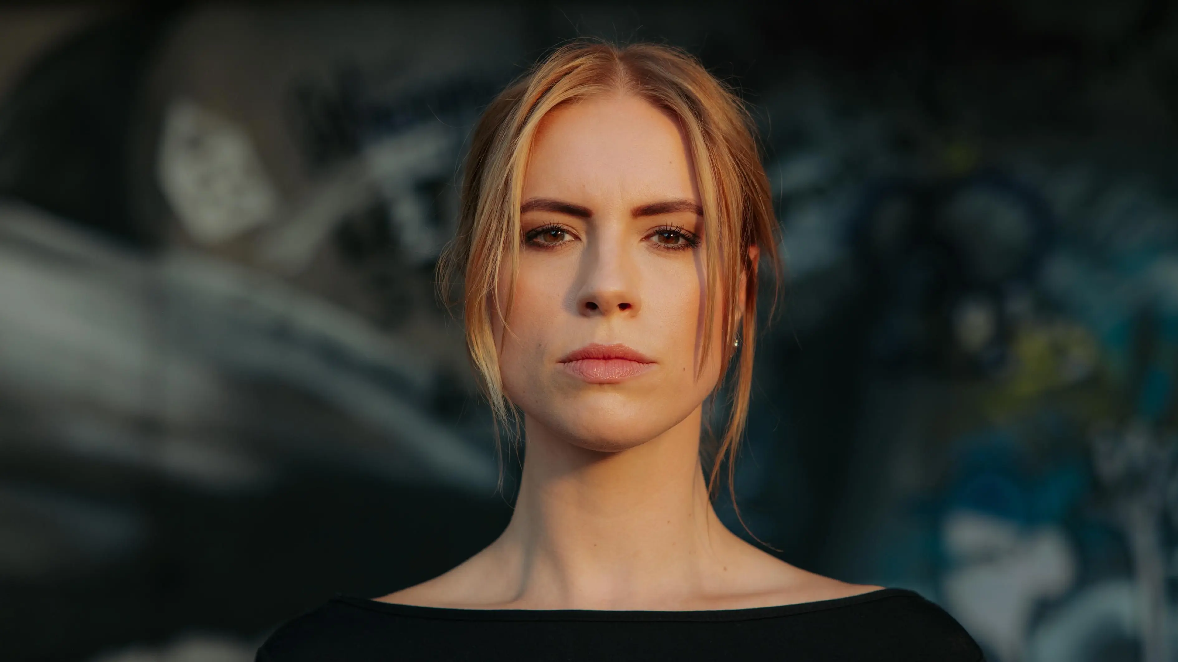 Zoe (Lara Dandelion Seibert) hat es auf Jo Gerner abgesehen.