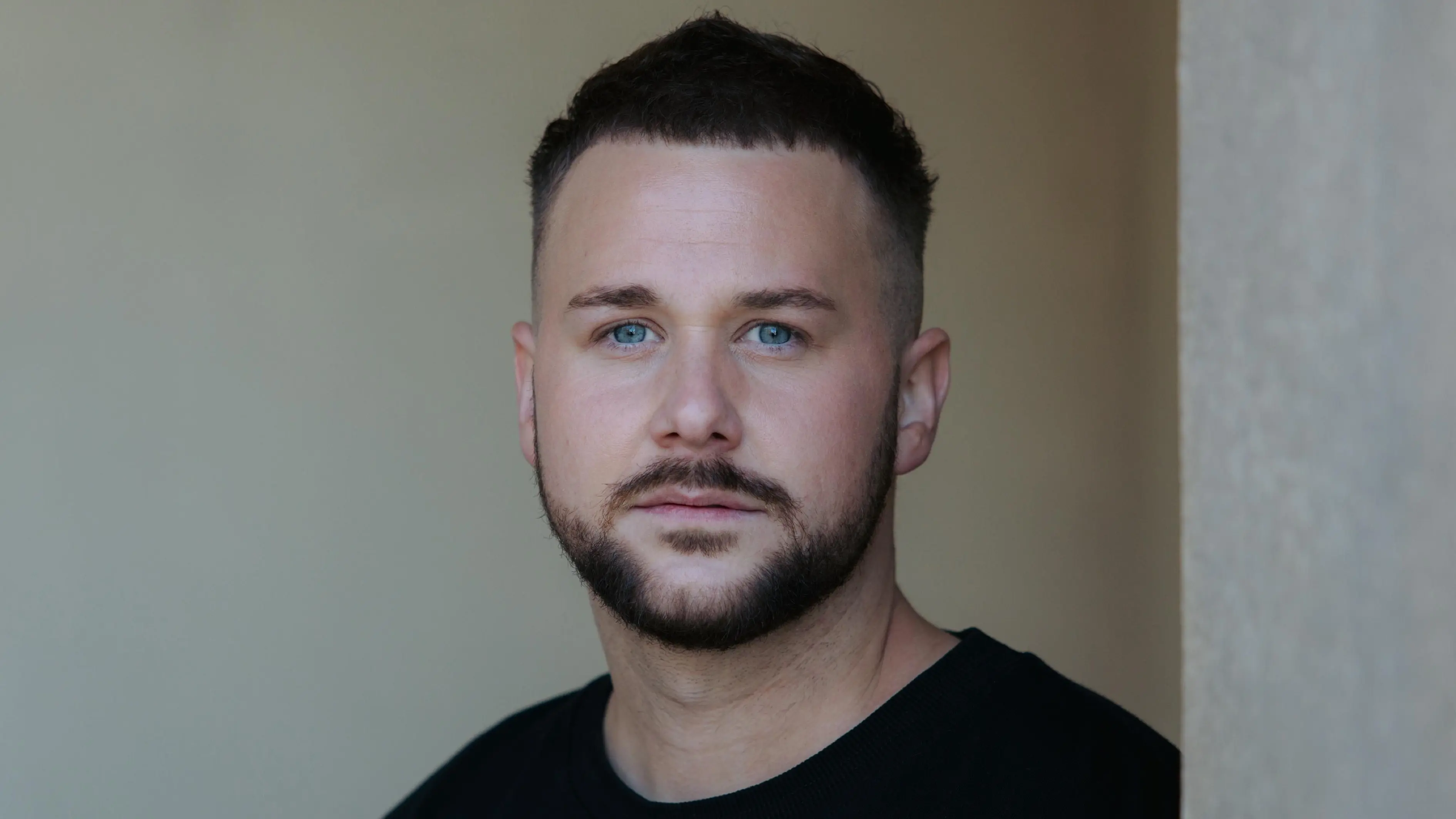 Jonas (Felix van Deventer) vermisst Johanna.