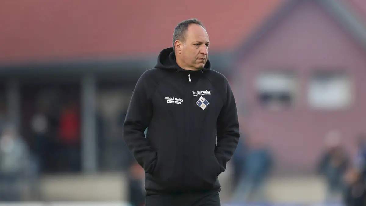 23.09.2025, xjcx, Herren, Fussball, Saison 2025/2026, Regionalliga Bayern, 9. Spieltag: TSV Aubstadt - FV Illertissen: 23.09.2025, xjcx, Herren, Fussball, Saison 2025/2026, Regionalliga Bayern, 9. Spieltag: TSV Aubstadt - FV Illertissen Holger Bachthaler Cheftrainer, FV Illertissen Sulzfeld Schulstadion Aubstadt Bayern Deutschland *** 23 09 2025, xjcx, Men, Football, Season 2025 2026, Regionalliga Bayern, 9 Matchday TSV Aubstadt FV Illertissen Holger Bachthaler Head Coach, FV Illertissen Sulzfeld Schulstadion Aubstadt Bayern Germany