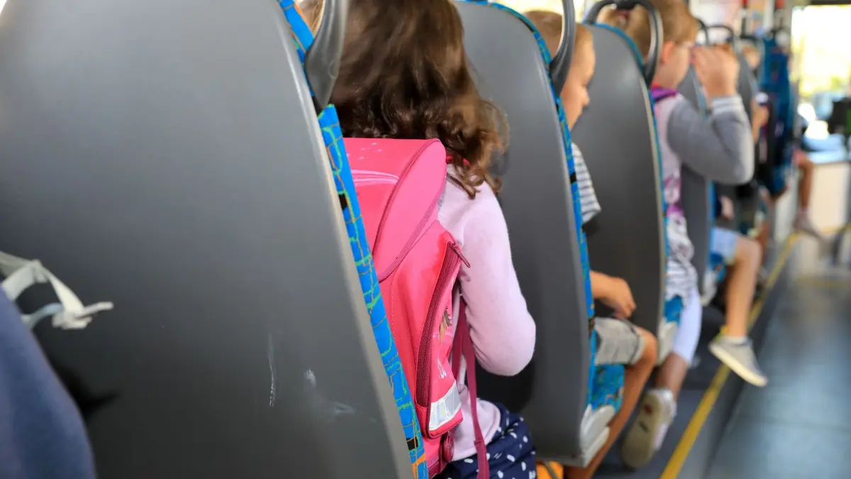 Schulbus: ARCHIV - 13.08.2018, Sachsen-Anhalt, Magdeburg: 13.08.2018, Sachsen-Anhalt, Barleben: Kinder sitzen mit ihrem Ranzen in einem Schulbus. (zu dpa: «Polizei übt mit Erstklässlern das richtige Verhalten im Bus») Foto: Peter Gercke/dpa-Zentralbild/dpa +++ dpa-Bildfunk +++