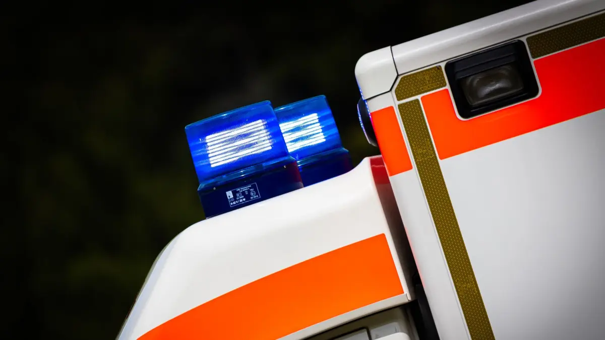 ARCHIV - 25.04.2024, Niedersachsen, Nienburg (Weser): Eingeschaltetes Blaulicht leuchtet an einem Rettungswagen. (zu dpa: «Radfahrerin von Bus überrollt - 55-Jährige in Lebensgefahr») Foto: Moritz Frankenberg/dpa +++ dpa-Bildfunk +++