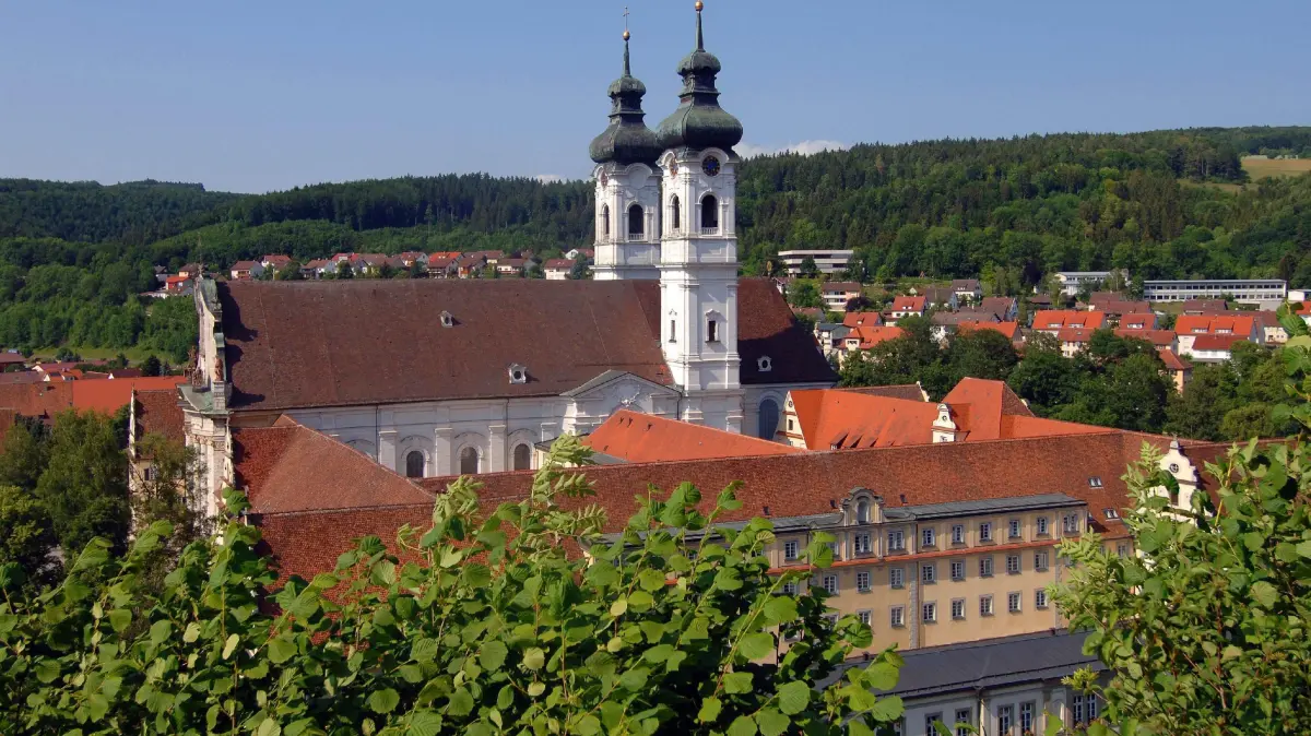 Beil, Fahr mal raus, Landeslexikon: Z wie Zwiefalten: Beil, Fahr mal raus, Landeslexikon Die Aufnahme zeigt das Kloster Zwiefalten (Kreis Reutlingen) mit Münster, aufgenommen am 28.06.2006. Das Gebäude, in dem die Münsterklinik untergebracht ist, hat eine Geschichte, die bis ins Jahr 1089 zurückreicht. Damals stifteten zwei kinderlose Grafen einigen Mönchen aus Hirsau ein Kloster. Dort wurde nach dem Vorbild des Heiligen Benedikt gelebt. Die von 1739 bis 1747 gebaute neue Abteikirche, das Münster, ist Wahrzeichen der Stadt und eine der wichtigsten Sehenswürdigkeit der Oberschwäbischen Barockstraße. Foto: Stefan Puchner dpa/lsw (zu lsw "Landeslexikon" vom 25.07.2006) +++(c) dpa - Bildfunk+++