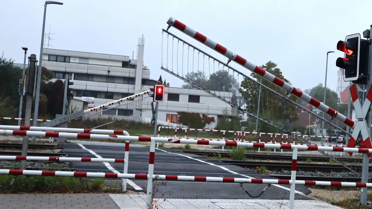 Diese Schranken sollen bald der Vergangenheit angehören. Illertalbahn und die Bahn-Projekte in Senden