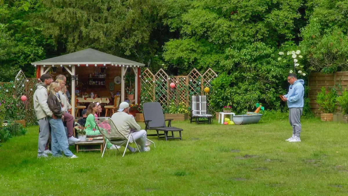 Die Paare im „Sommerhaus der Stars“ kämpfen um 50.000 Euro, doch nach und nach fliegen sie raus.