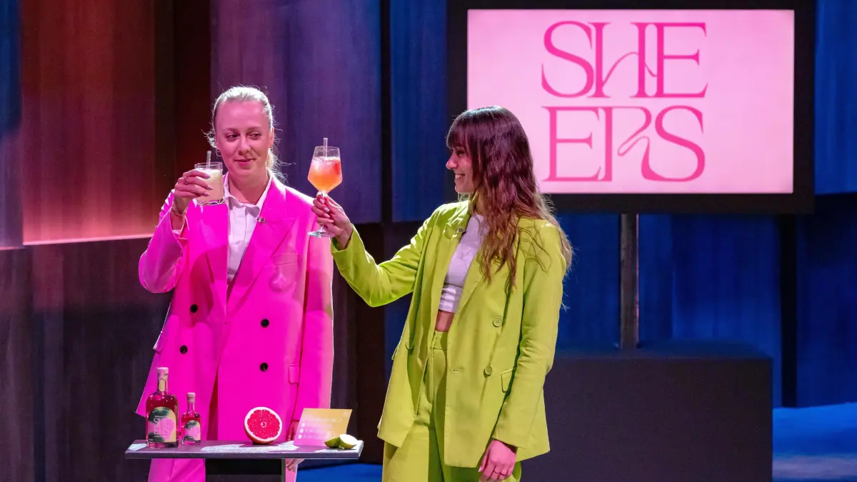 Laura Walter (l.) und Tatjana Peters präsentieren einen Rum, der primär für Frauen entwickelt wurde.