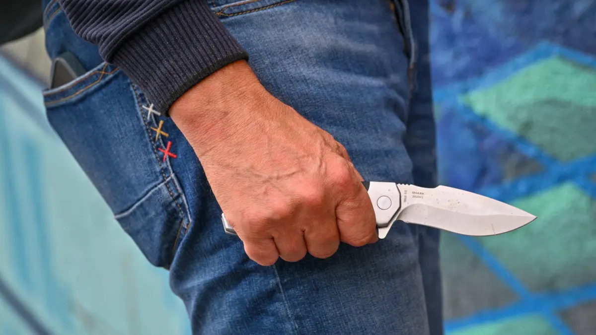 Messerangriff Mann mit einem Messer in der Hand. Messerangriffe nehmen in Deutschland laut einer Statistik zu. Symbolfoto. *** Knife attack Man with a knife in his hand According to statistics, knife attacks are on the rise in Germany Symbol photo