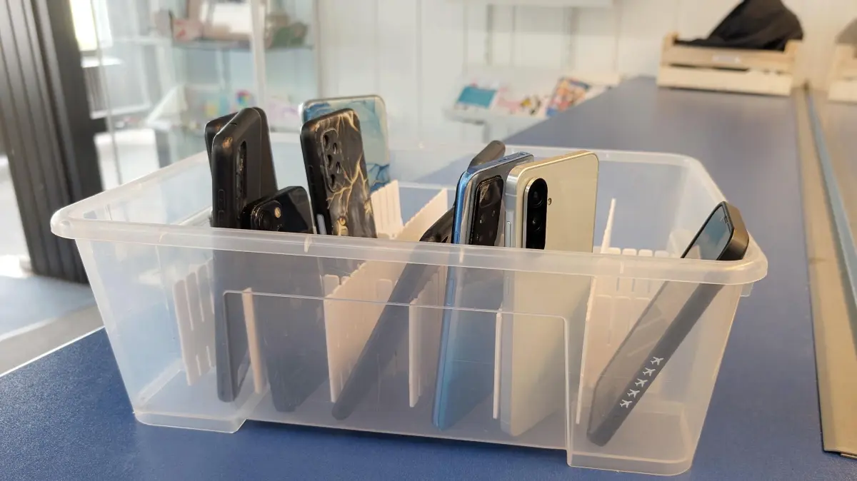 Gymnasium speziell fuer Schueler mit Aufmerksamkeitsstoerungen: Handybox am Privaten Gymnasium im baden-wuerttembergischen Esslingen (Foto vom 07.07.2025). An der Schule herrscht ein strenges Handyverbot. Das Gehirnlueften gehoert zum paedagogischen Konzept der Schule ebenso wie ein Punkteplan, bei dem die Schuelerinnen und Schueler sich in jeder Stunde durch Verhalten und Mitarbeit Punkte verdienen koennen. Hier wird auf die besonderen Beduerfnisse von Kindern und Jugendlichen mit Aufmerksamkeitsstoerungen eingegangen. (Siehe epd-Feature vom 25.09.2025)