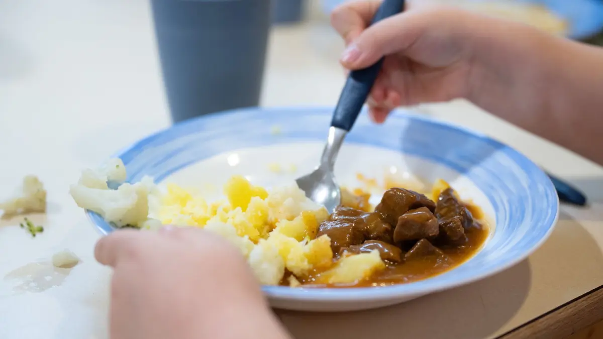 Studie Kindergesundheit: 25.09.2025, Sachsen, Dresden: Kinder sitzen am Rande einer Pressekonferenz in einer Kindertagesstätte beim Mittagessen an einem Tisch. Anlass ist die Präsentation der Ergebnisse einer über vier Jahre währenden Studie zu Aspekten der Kindergesundheit. Foto: Sebastian Kahnert/dpa +++ dpa-Bildfunk +++