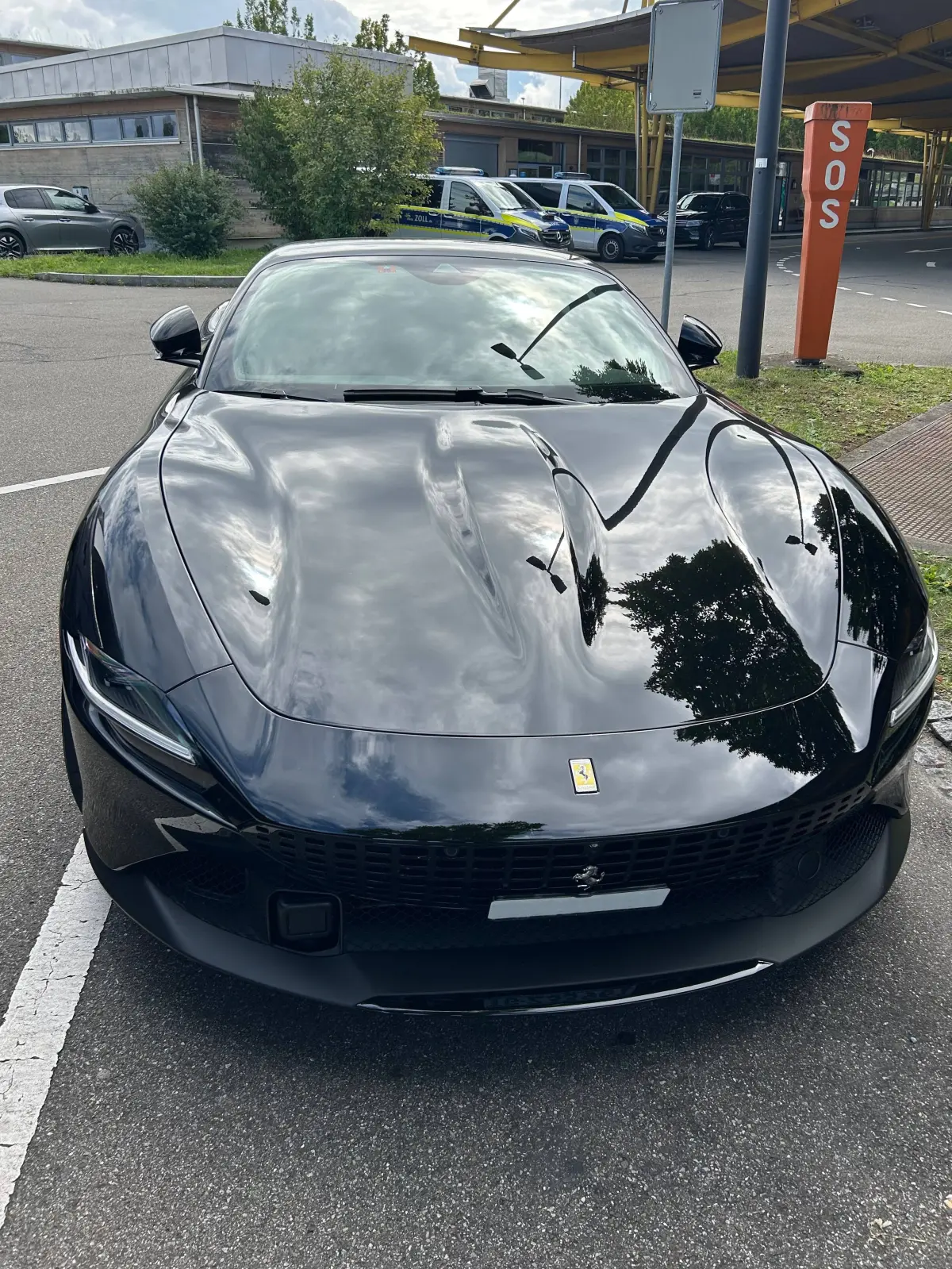 Der schwarze Ferrari vor dem Zollamt Konstanz - AutobahnBildquelle: