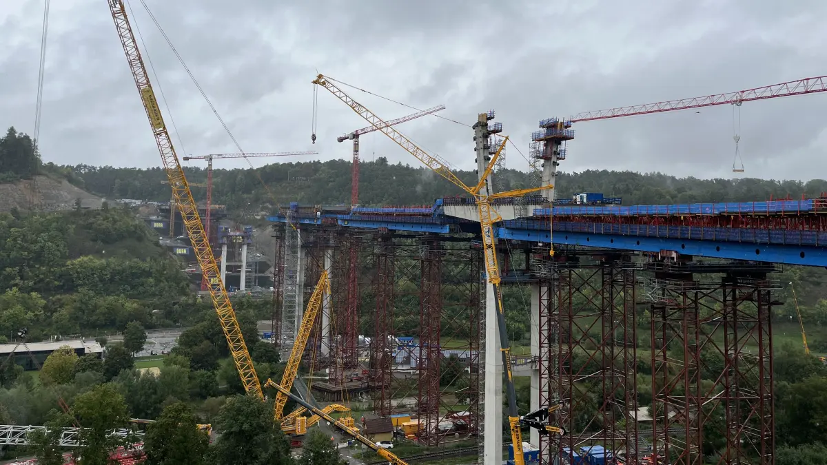 Hochbrücke Baustelle Horb Pylone XXL-Kran