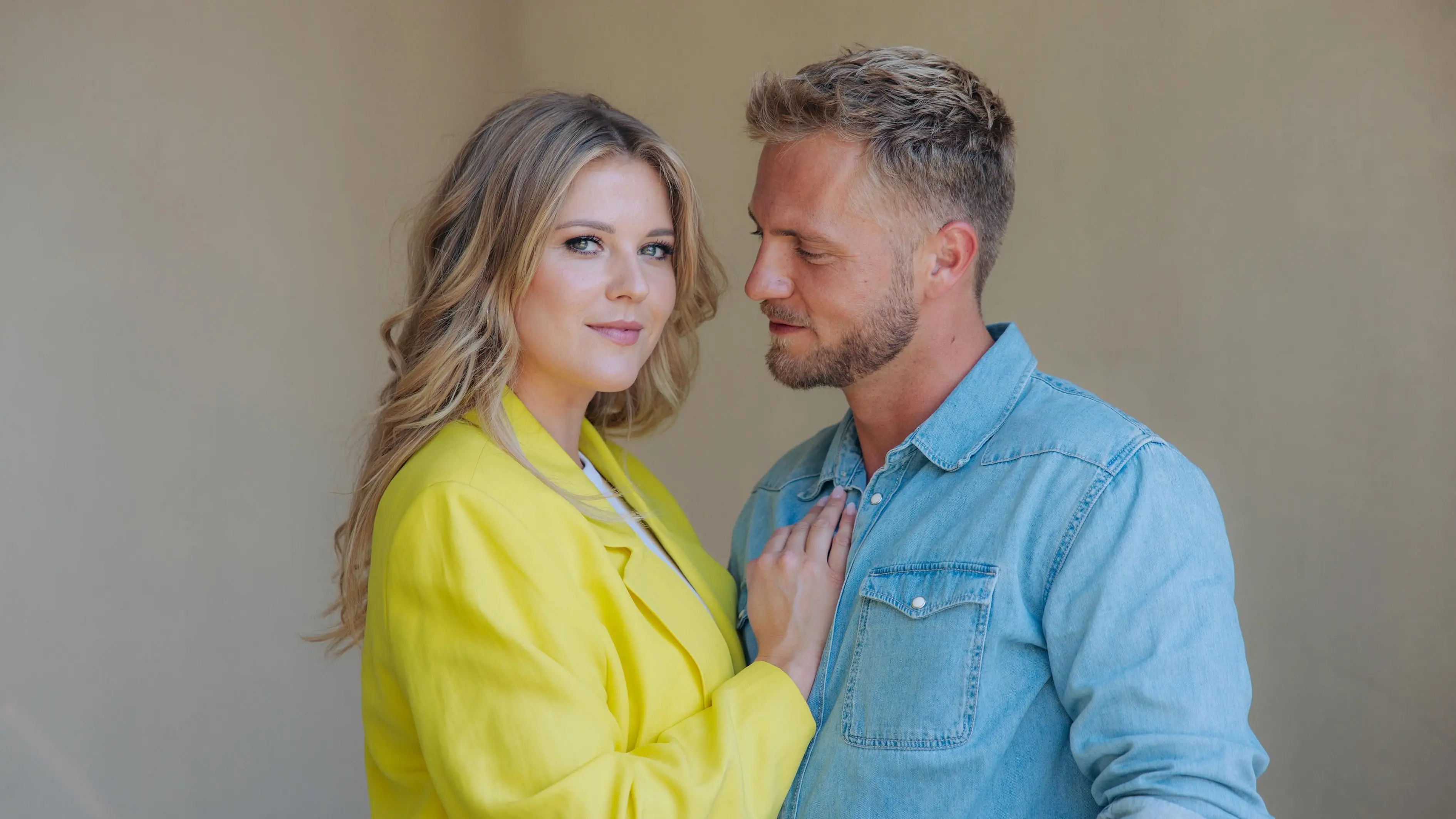 Alicia (Josefin Bressel) erfährt, dass Paul (Niklas Osterloh) von einer fremden Frau angebaggert wird.