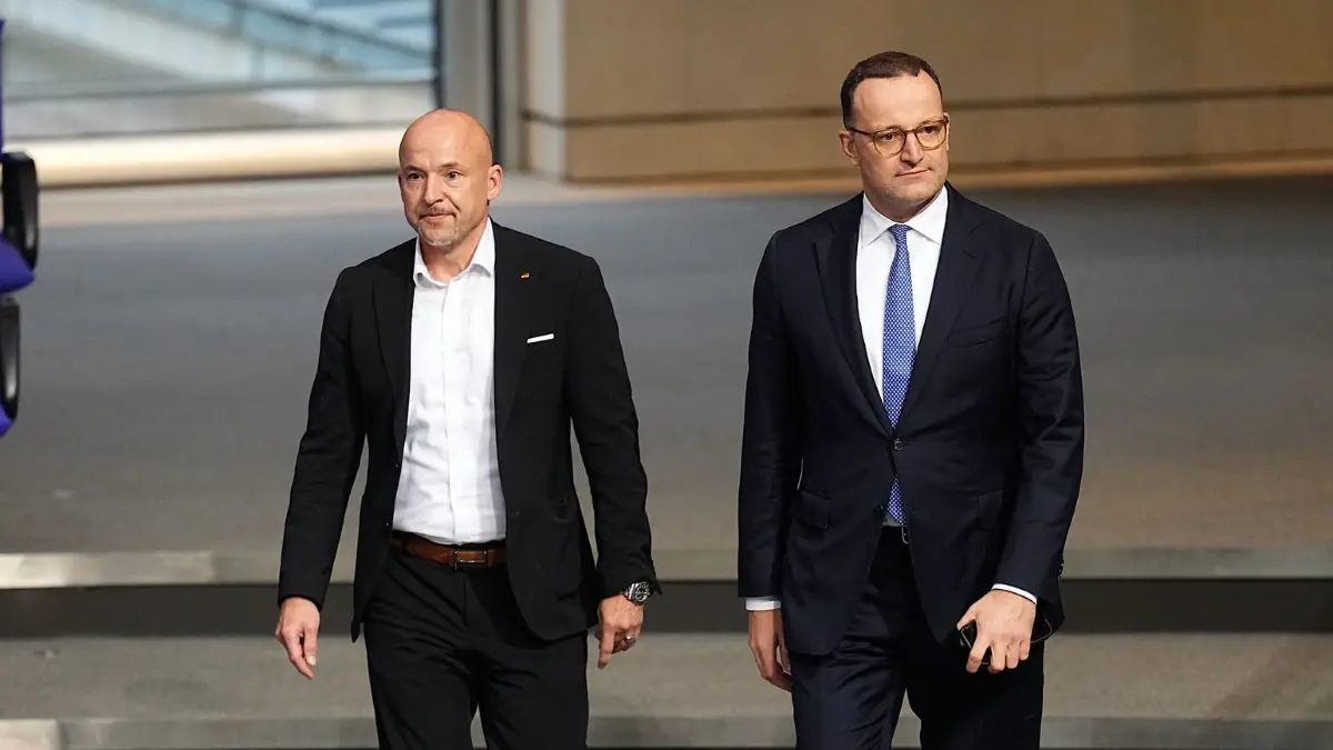 Bundestag - Verfassungsrichterwahl: 25.09.2025, Berlin: Jens Spahn (CDU, r), CDU/CSU-Fraktionsvorsitzender im Bundestag, kommt neben Alexander Hoffmann, CSU-Landesgruppenvorsitzender im Bundestag, nach der namentlichen Abstimmung von Richtern und Richterinnen am Bundesverfassungsgericht (BVerfG) in den Plenarsaal. Foto: Michael Kappeler/dpa +++ dpa-Bildfunk +++
