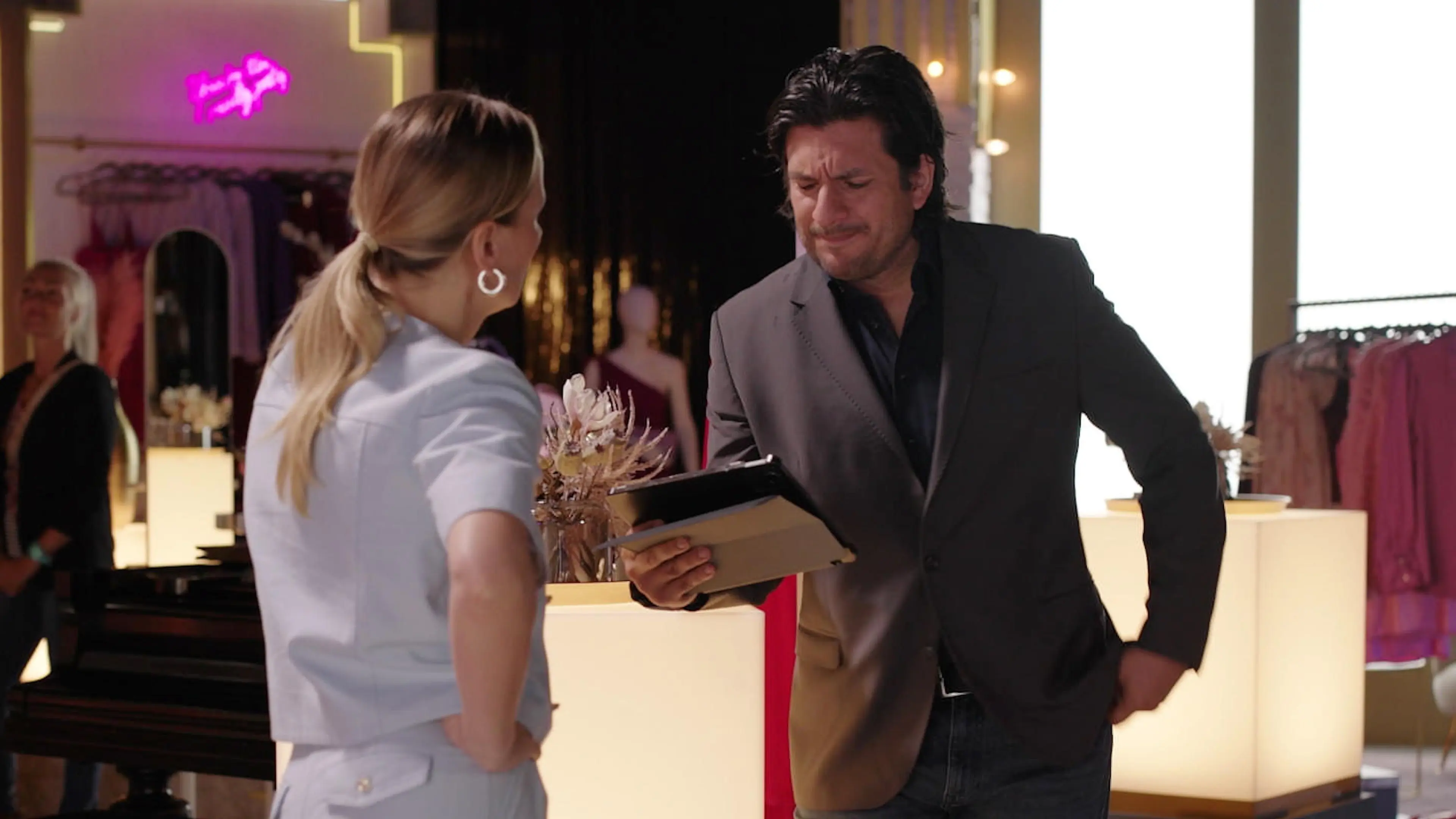 Maximilian (Francisco Medina) ist ausgebremst, als Isabelle (Ania Niedieck) bereits eigene Pläne hat.