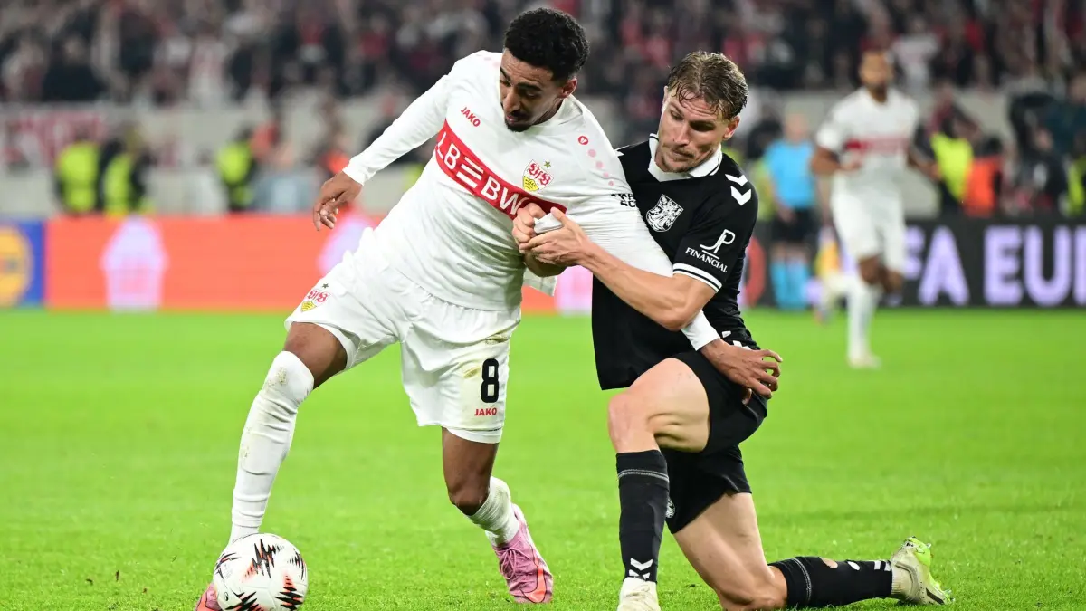VfB Stuttgart - Celta Vigo: 25.09.2025, Baden-Württemberg, Stuttgart: Fußball: Europa League, VfB Stuttgart - Celta Vigo, Vorrunde, 1. Spieltag, MHPArena. Enzo Millot (l, VfB Stuttgart) im Zweikampf mit Carl Starfelt (Celta Vigo). Foto: Bernd Weißbrod/dpa +++ dpa-Bildfunk +++