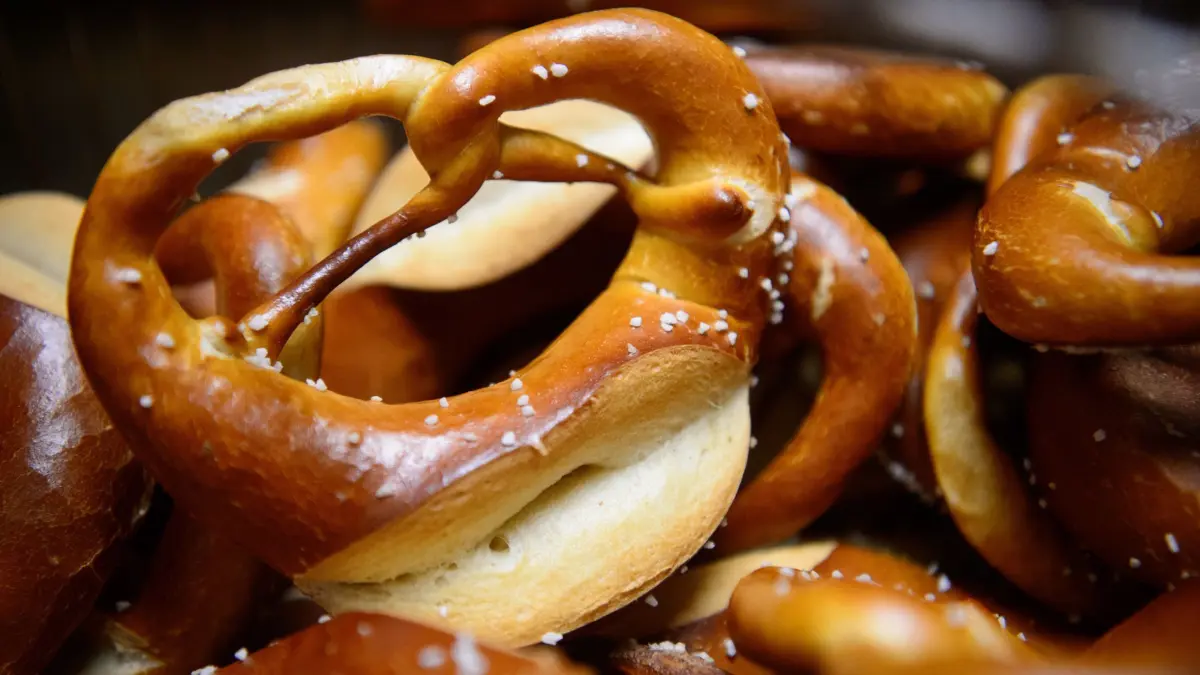 ARCHIV - 20.12.2017, Baden-Württemberg, Stuttgart: Brezeln liegen in einer Bäckerei in einem Korb. (zu dpa: «Lebensmittelkontrolle stoppt Brezel-Verkauf wegen Baustaub») Foto: Sina Schuldt/dpa +++ dpa-Bildfunk +++