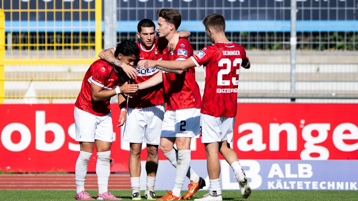Die Spieler des Fußball-Regionalligisten TSG Balingen wollen am Samstag auch in Trier jubeln und gegen Eintracht den vierten Saisonsieg einfahren.
