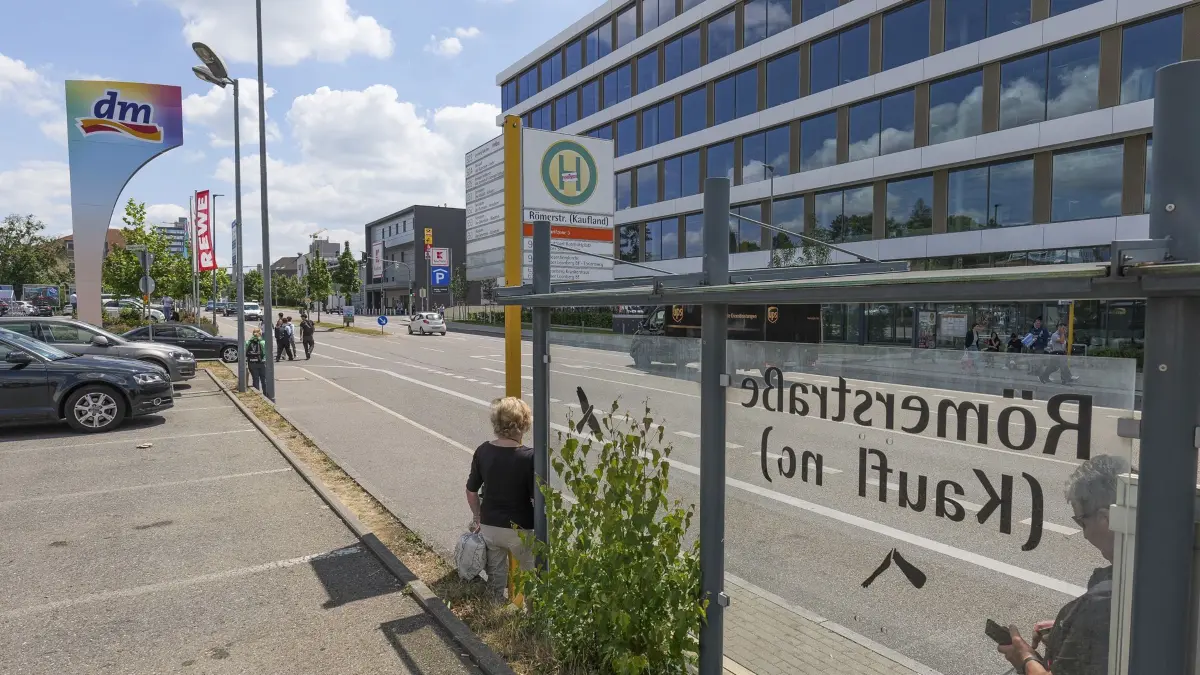 Leonberg - Mehr Platz für Fußgänger, Busse und Radler: Lange war es ruhig gewesen um das Leonberger Innenstadtprojekt "Stadt für morgen". Jetzt gibt das beauftragte Planungsbüro einjen Überblick, was geschehen könnte. Im Bild: die zwei Kaufland Bushaltestelle in der Römerstrasse