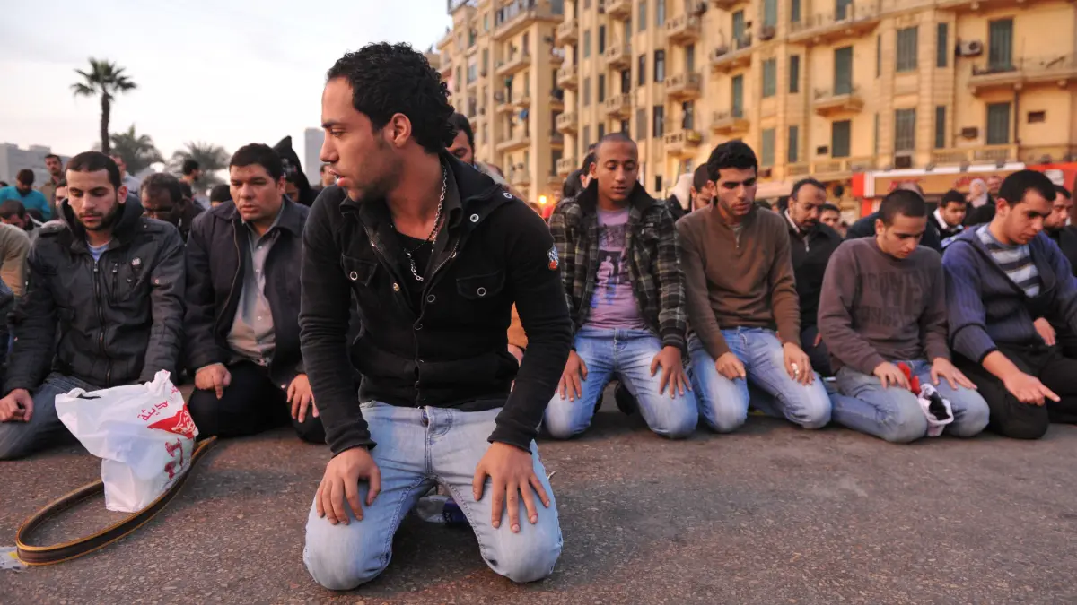 Demonstranten am 25. Januar 2011 beim Abendgebet, dem ersten Tag des Arabischen Frühlings in Ägypten, auf dem Tahrir-Platz in Kairo
(Fotografin: Katharina Eglau)