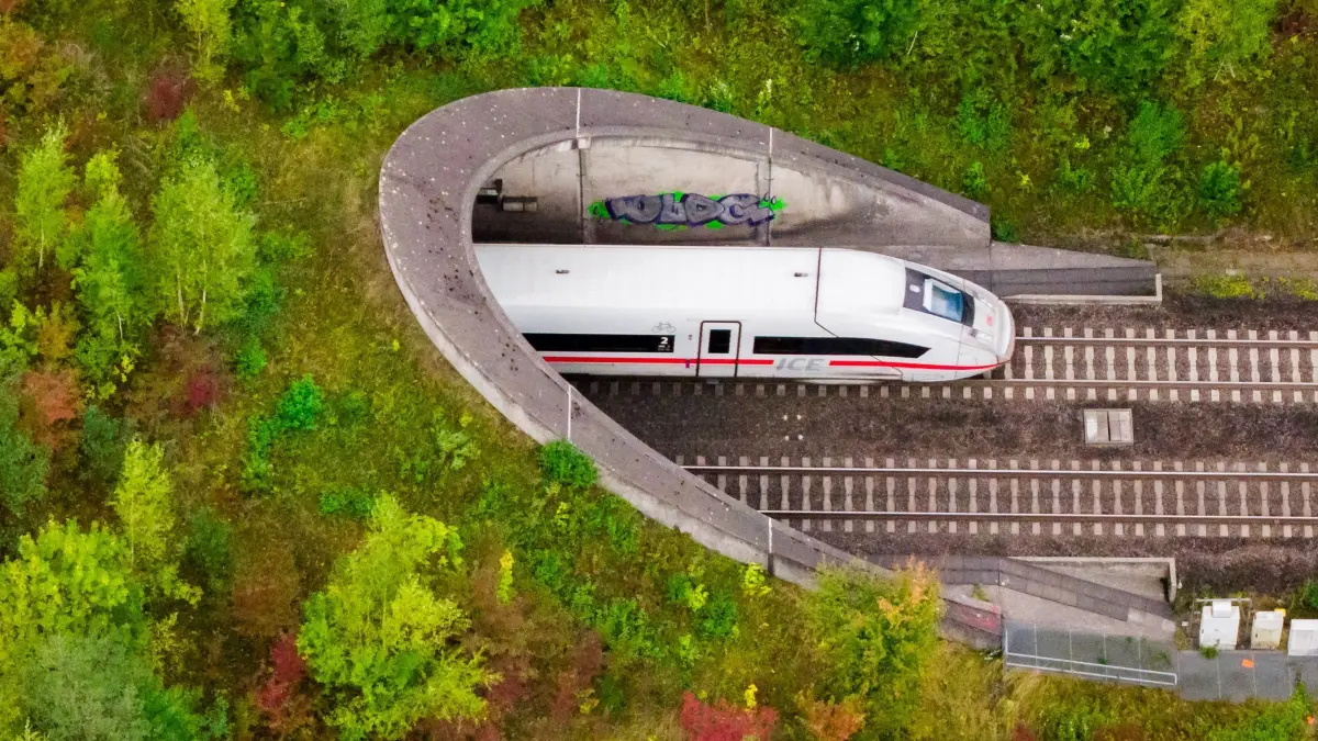 Neuer Fahrplan der Deutschen Bahn: ARCHIV - 22.09.2025, Niedersachsen, Sorsum: Ein ICE der Deutschen Bahn fährt in den Tunnel Escherberg im Landkreis Hildesheim auf der Strecke Göttingen - Hannover - Hamburg (Aufnahme mit Drohne). (zu dpa: «Neuer Fahrplan: Mehr Sprinter, weniger Züge in der Fläche») Foto: Julian Stratenschulte/dpa +++ dpa-Bildfunk +++