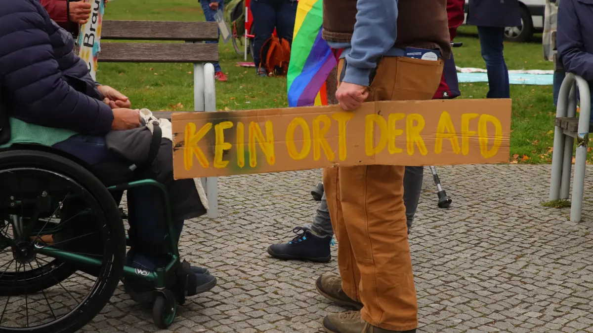 Ein parteiübergreifendes Bündnis formierte sich am Ottomar-Geschke-Platz zum Gegenprotest.