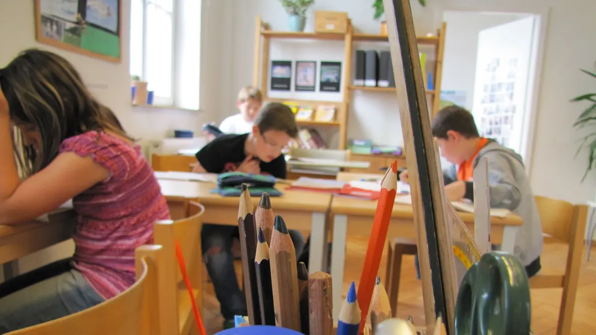 3000|2255|F|Tageseinrichtung für Kinder Große Falterstraße 20, Kinder, Hausaufgaben, Hausi-Betreuung, Hausibetreuung, Hausaufgabenbetreuung, Betreuung, spielen, Skateboard, spielende Kinder, Ganztagsbetreuung