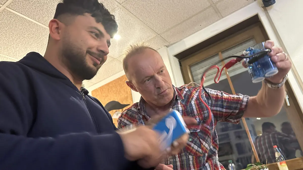 Praktisch erlebbar: Teilnehmer produzieren Wasserstoff für das Modellauto.
