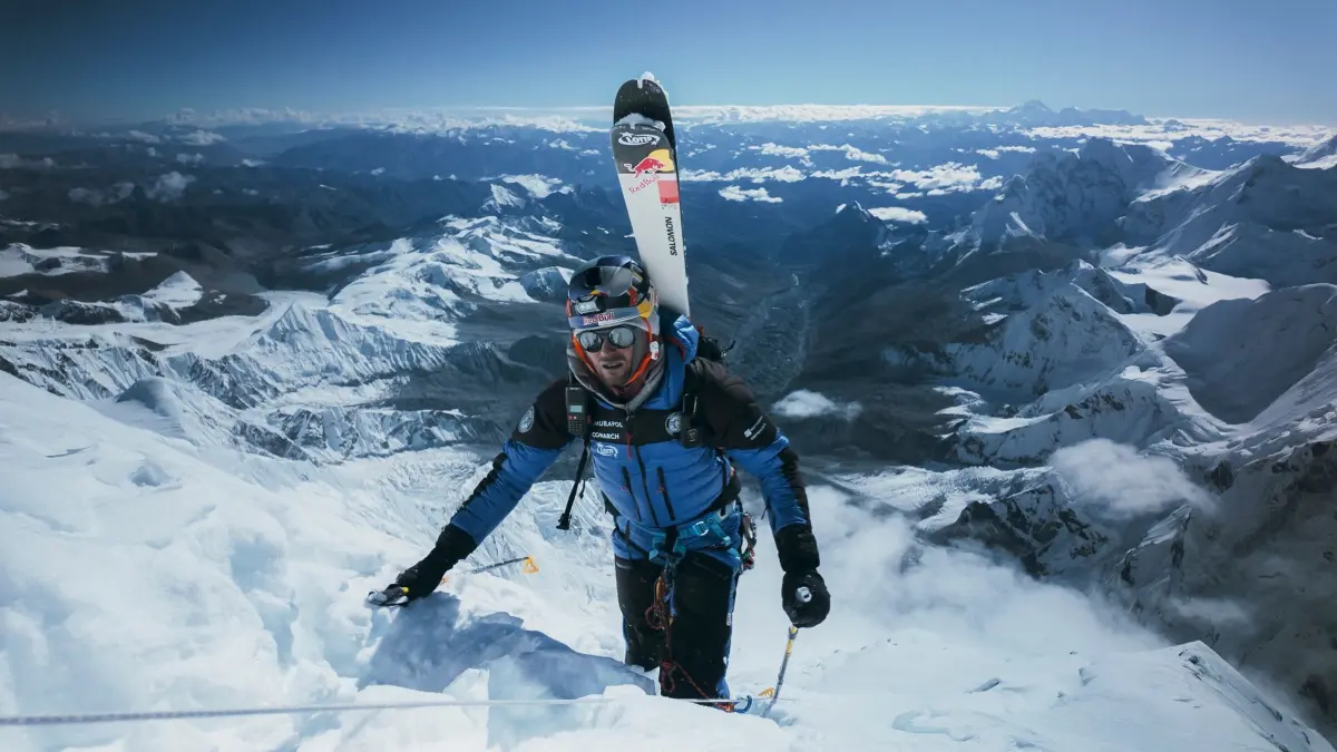 Skibergsteiger: Abfahrt vom Everest-Gipfel ohne Sauerstoffflasche: HANDOUT - 22.09.2025, Nepal, Mount Everest: Andrzej Bargiel am Mount Everest in Nepal am 22. September 2025. Der polnische Bergsteiger und Extremskifahrer Andrzej Bargiel hat nach eigenen Angaben als Erster eine Abfahrt vom Gipfel des Mount Everest auf Skiern ohne zusätzlichen Sauerstoff geschafft. Foto: Bartlomiej Pawlikowski/Red Bull Content Pool/dpa - ACHTUNG: Nur zur einmaligen redaktionellen Verwendung im Zusammenhang mit der aktuellen Berichterstattung und nur mit vollständiger Nennung des vorstehenden Credits. Das Foto darf nicht verändert werden. +++ dpa-Bildfunk +++