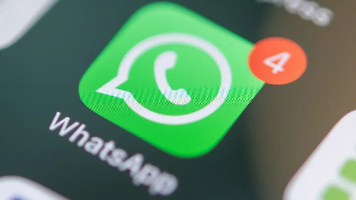 Das WhatsApp-Logo auf einem Smartphone: ILLUSTRATION - What's up?! In Zukunft lassen sich WhatsApp-Nachrichten direkt im WhatsApp-Chat übersetzen. (zu dpa: «Whatsapp übersetzt jetzt - aber nicht auf jedem Smartphone») Foto: Nico Tapia/dpa-mag - Honorarfrei nur für Bezieher des Dienstes dpa-Magazin +++ dpa-Magazin +++
