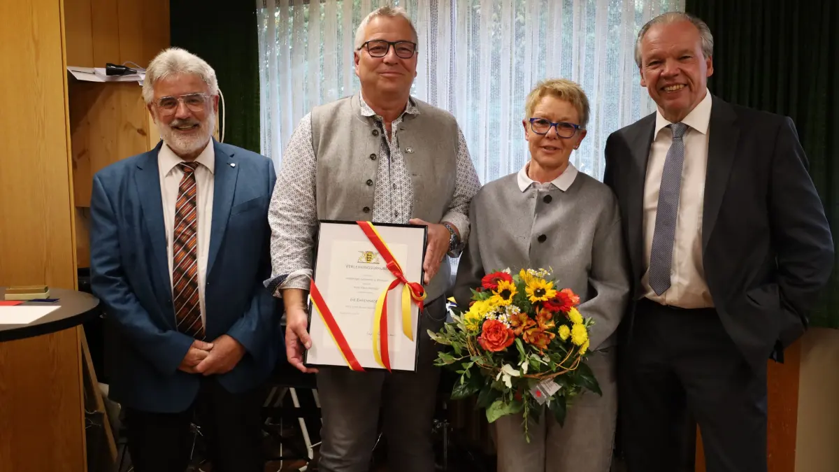 Hohe Ehrung für Klaus Hilzinger: Der Erste Beigeordnete der Stadt Sulz, Hans-Peter Fauser (rechts), zeichnete ihn mit der Landesehrennadel aus. Mit auf dem Bild: Ortsvorsteher Herbert Kehl (links) und Elke Hilzinger.