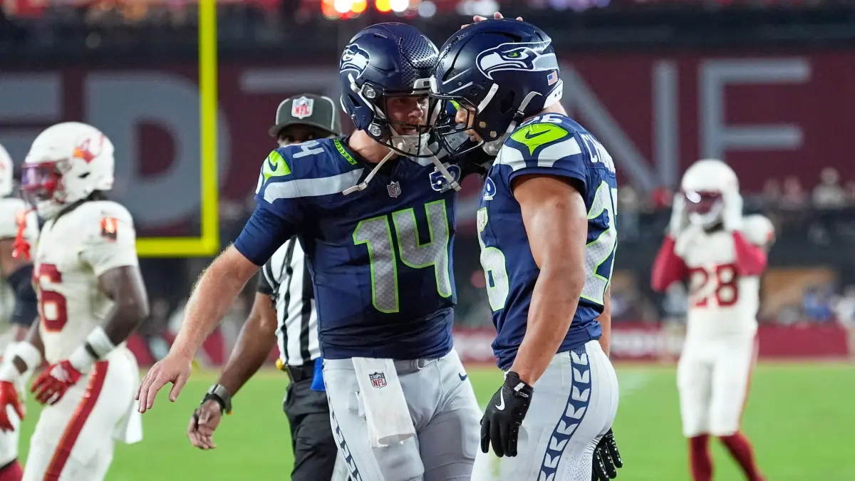 Arizona Cardinals - Seattle Seahawks: 25.09.2025, USA, Glendale: American Football: Profiliga NFL, Hauptrunde, Arizona Cardinals - Seattle Seahawks. Seattle Seahawks Running Back Zach Charbonnet wird von Quarterback Sam Darnold (14) beglückwünscht, nachdem er einen Treffer erzielt hat. Foto: Ross D. Franklin/AP/dpa +++ dpa-Bildfunk +++