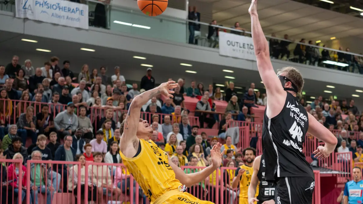 GER, Tigers Tuebingen vs. Nuernberg Falcons BC, Basketball, Herren, Barmer 2. Basketball Bundesliga, ProA, 1. Spieltag, Spielzeit 2025/2026, 27.09.2025: v.li. Isaiah Sanders (Tigers Tuebingen #10), Lars Lagerpusch (Nuernberg Falcons BC, #44)
GER, Tigers Tuebingen vs. Nuernberg Falcons BC, Basketball, Herren, Barmer 2. Basketball Bundesliga, ProA, 1. Spieltag, Spielzeit 2025/2026, 27.09.2025,
Foto: Eibner-Pressefoto/Wolfgang Frank