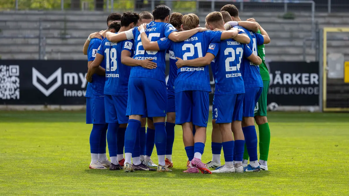 Matthias Schmitz (TSG Balingen Fussball, #25), Luca Battista (TSG Balingen Fussball, #21), Ole Deininger (TSG Balingen Fussball, #23), Amnay Moutassime (TSG Balingen Fussball, #18), Kreis, Spielbeginn, Teamgeist, Gestik,
SV Sandhausen vs. TSG Balingen Fussball, Fussball, Regionalliga Suedwest, 7. Spieltag, Saison 2025/2026, 13.09.2025
Foto: Eibner-Pressefoto/Wessely