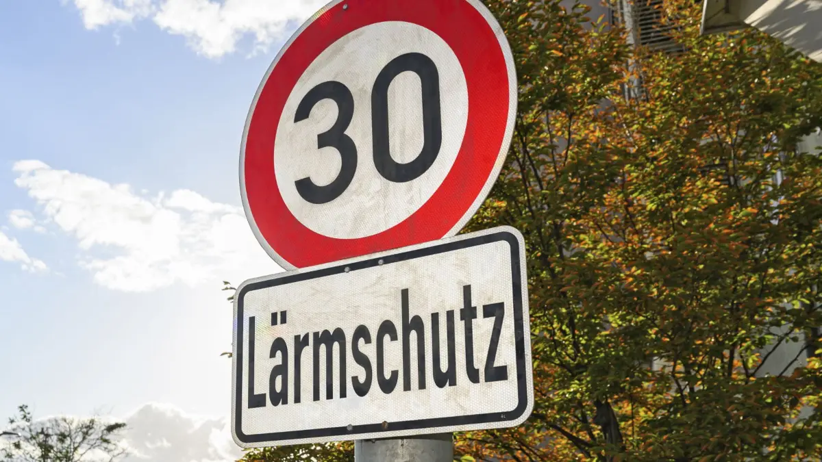 Zahlreiche Autos fahren am Donnerstag (11.09.2025) ueber die vierspurige Tangente im Stadtteil Grombuehl (Grombühl) in Wuerzburg. Obwohl der Abschnitt vier Spuren hat, gilt hier Tempo 30. Der Verkehrsclub Deutschland (VCD) fordert mehr Tempo 30 auch auf Durchgangsstrassen. "Staedte und Gemeinde haben seit Inkrafttreten der Novelle der Strassenverkehrsordnung im Oktober 2024 nun deutlich mehr Handlungsspielraum", sagte der verkehrspolitische Sprecher des Verkehrsverbands, Michael Mueller-Goernert, dem Evangelischen Pressedienst (epd). Doch so richtig viele neue Tempo-30-Abschnitte seien seither nicht ausgewiesen worden, erlaeuterte er: "Die Kommunen sollten mutiger sein mit den Moeglichkeiten, die das Gesetz bietet." (Siehe epd-Gespraech vom 15.09.2025)
