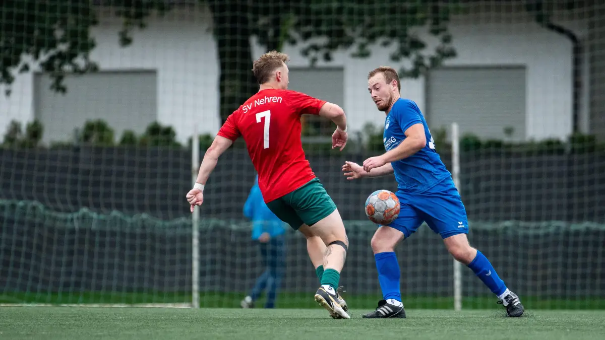 GER, TuS Ergenzingen vs SV Nehren, Fussball Herren Landesliga 3, 9. Spieltag, Saison 2025/2026, 27.09.2025: Nico Bogensperger (TuS Ergenzingen, #18) im Zweikampf mit Marco Binder (SV Nehren, #07),
GER, TuS Ergenzingen vs SV Nehren, Fussball Herren Landesliga 3, 9. Spieltag, Saison 2025/2026, 27.09.2025
Foto: Eibner-Pressefoto/Michael Memmler