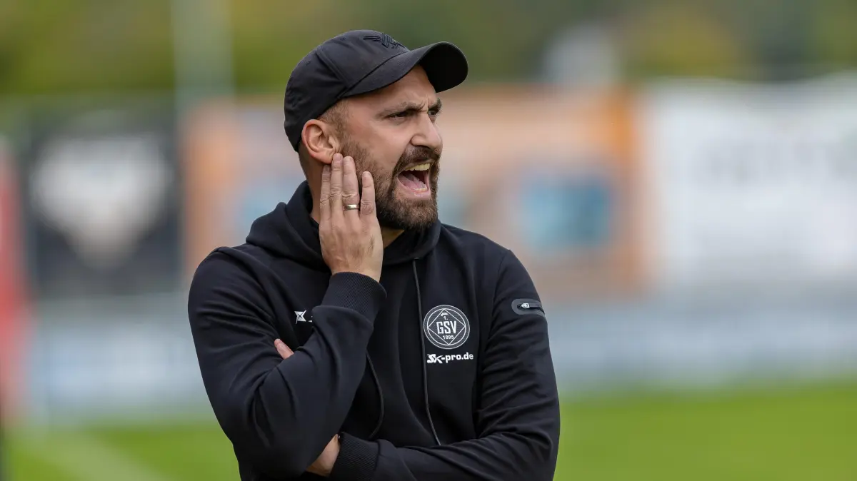 GER, 1. Goeppinger SV vs. TSV Singen, Fussball, Oberliga BW, 10. Spieltag, Spielzeit 2025/2026, 27.09.2025: Portrait Pavlos Osipidis (1. Goeppinger SV, Co-Trainer) schreit Hand am Kopf,
GER, 1. Goeppinger SV vs. TSV Singen, Fussball, Oberliga BW, 10. Spieltag, Spielzeit 2025/2026, 27.09.2025,
Foto: Eibner-Pressefoto/Jani Pless