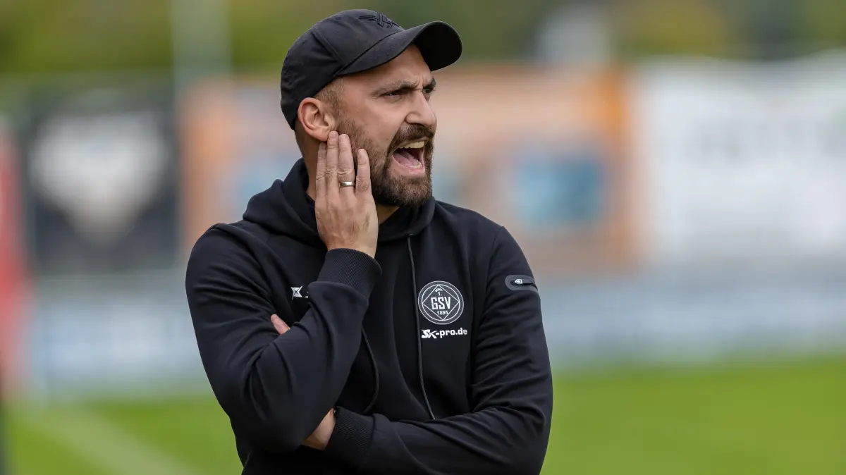 GER, 1. Goeppinger SV vs. TSV Singen, Fussball, Oberliga BW, 10. Spieltag, Spielzeit 2025/2026, 27.09.2025: Portrait Pavlos Osipidis (1. Goeppinger SV, Co-Trainer) schreit Hand am Kopf,
GER, 1. Goeppinger SV vs. TSV Singen, Fussball, Oberliga BW, 10. Spieltag, Spielzeit 2025/2026, 27.09.2025,
Foto: Eibner-Pressefoto/Jani Pless