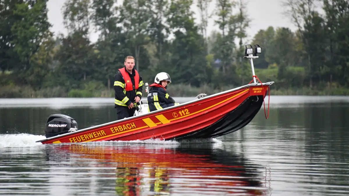 Feuerwehr und THW haben am Samstag am Erbacher Badesee eine gemeinsame Einsatzübung abgehalten. Das Szenario: Ein abgestürztes Kleinflugzeug.