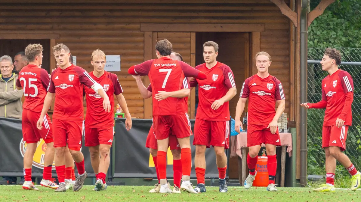 SV Dotternhausen vs. TSV Strassberg, Fussball, Bezirksliga, 9. Spieltag, Spielzeit 2025/2026, 28.09.2025, Foto: Eibner-Pressefoto/Michael Maehrle: Jubel, Torjubel ,Tor durch Mert Akil (TSV Strassberg, #18), SV Dotternhausen vs. TSV Strassberg, Fussball, Bezirksliga, 9. Spieltag, Spielzeit 2025/2026, 28.09.2025, Foto: Eibner-Pressefoto/Michael Maehrle