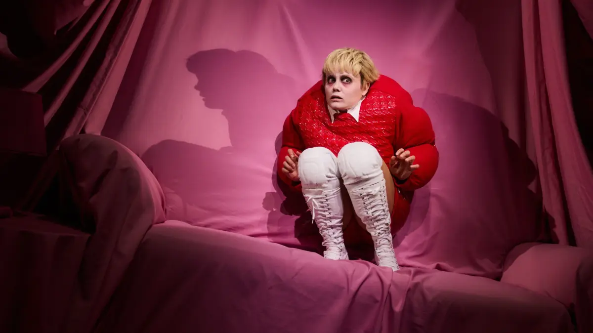 Die Welt im Rücken
von Thomas Melle
Inszenierung
Lucia Bihler
Inszenierung: Lucia Bihler
Bühne: Paula Wellmann
Kostüme: Victoria Behr
Musik: Sixtus Preiss
Choreografie: Björn Leese
Outside Eye: Mats Süthoff
Licht: Felix Dreyer
Dramaturgie: Gwendolyne Melchinger
Auf dem Bild
Paulina Alpen (Thomas Melle) // DIE WELT IM RÜCKEN
Foto: Julian Baumann