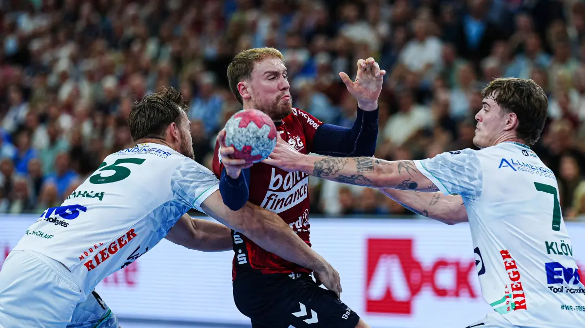 GER, SG Flensburg-Handewitt vs. Frisch Auf Goeppingen, Handball, Bundesliga, Spieltag 6, Saison 2026/2026, 28.09.2025: Ludwig Jurmala Astroem (Frisch Auf Goeppingen, #25), Simon Pytlick (SG Flensburg-Handewitt, #02), Victor Kloeve (Frisch Auf Goeppingen, #07)
GER, SG Flensburg-Handewitt vs. Frisch Auf Goeppingen, Handball, Bundesliga, Spieltag 6, Saison 2026/2026, 28.09.2025
Foto: Eibner-Pressefoto/Marcel von Fehrn