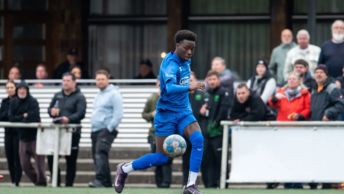 TuS-Spieler Dave Nzally schnürte gegen Spitzenreiter Nehren einen Doppelpack und hatte somit maßgeblichen Anteil am 4:1-Erfolg der Ergenzinger.