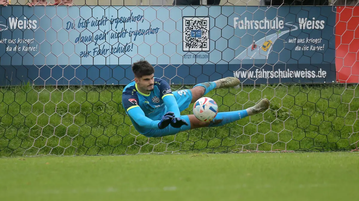 Fussball OL | 1. FC Norm. Gmuend vs. SSV Reutlingen: Fussball OL | 1. FC Norm. Gmuend (rot) vs. SSV Reutlingen (schwarz) // 2025-09-27 // Foto: Joachim Baur // TW #33 Dominik Hozlinger (SSV Reutlingen) haelt den FE