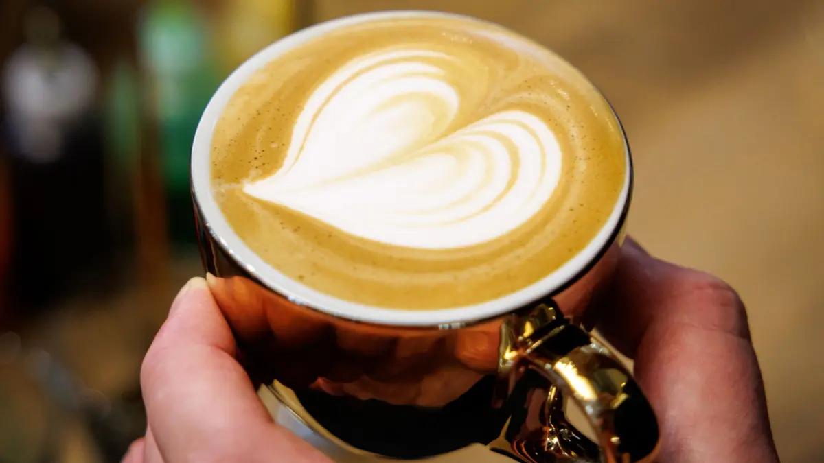 Kaffee: PRODUKTION - 12.03.2025, Bayern, Bayreuth: Ein Cappuccino wird in der Café-Bar 8tto Grammi zubereitet. 92 Prozent der Deutschen trinken laut Daten einer repräsentativen Umfrage von Ipsos Observer im Auftrag von Aral Kaffee. (zu dpa: «Umfrage: Wie trinken die Deutschen am liebsten ihren Kaffee?») Foto: Daniel Karmann/dpa +++ dpa-Bildfunk +++