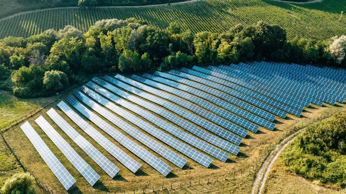 Freiflächen-PV-Anlagen für Gemeinden und Unternehmen: Peeek Industry Solutions realisiert Ihr Projekt: Peeek Industry Solutions / Weiterer Text über ots und www.presseportal.de/nr/176725 / Die Verwendung dieses Bildes für redaktionelle Zwecke ist unter Beachtung aller mitgeteilten Nutzungsbedingungen zulässig und dann auch honorarfrei. Veröffentlichung ausschließlich mit Bildrechte-Hinweis.